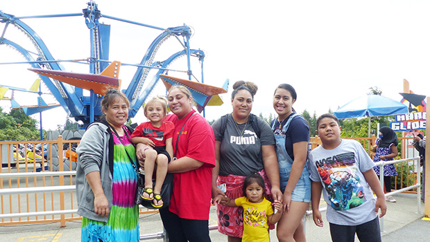Samoan families enjoy theme park