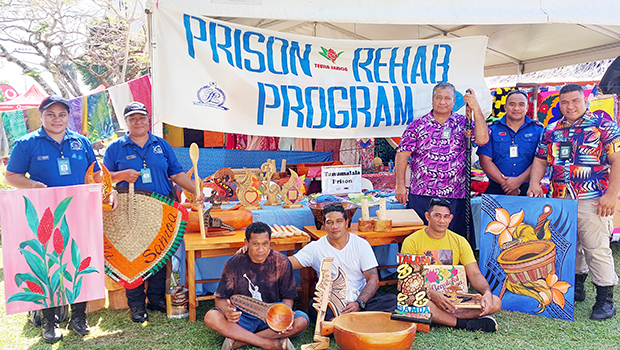 Inmates from Tanumalal with their artwork