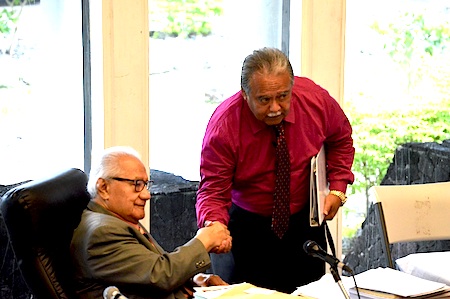 Le taimi na lulu aao ai le afioga i le Senatoa ia Galea’i M. Tu’ufuli ma le Ta’ita’i o le Ofisa o le ali’i kovana, tofa Fiu Saelua i le mae’a ai ona iloilo e le Komiti Soofaatasi o le Paketi a le Fono Faitulafono o le paketi o polokalame fa’apitoa a le ali’i kovana.  [ata AF]
