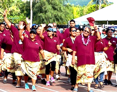 Susuga James Taylor (pito i luma), o se tagata faigaluega pito i tele tausaga o lana tautua i le atunu’u ma le malo, lea ua atoa i le tausaga lenei le 60 tausaga o lana tautua. O lo o galue o ia i le Ofisa o Feso’otaiga a Amerika Samoa (ASTCA).  [ata AF]