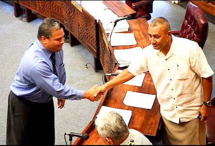 Le taimi na lulu aao ai le ali’i Fa’atonusili o le Ofisa o le CJPA ia Keith Gebauer ma afioga i faipule ia Faimealelei A. F. Allen ma Toeaina F. Autele o le ta’ita’ifono o le Komiti o Mataupu Tau Fa’amasinoga a le maota sa fa’atautaia le iloiloga. [ata AF]