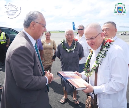 Governor presents gifts to Apostolic Nuncio