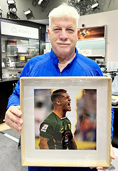 Markowitz with photo of 7s star, Ricardo Duarte