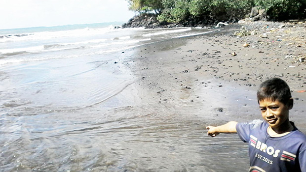 Lauli’i boy  pointing out the spot on the beach where the body of the 6 month old baby washed up.
