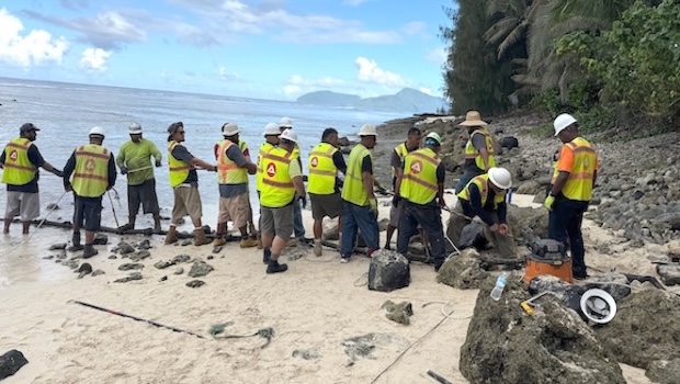 Guiding the Manu’a BLAST cable out to sea