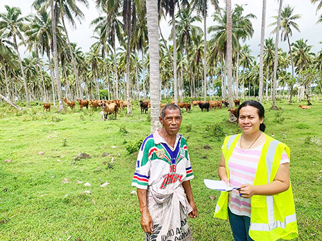 Farmer and Samoa Ministry of Agriculture and Fisheries staffer