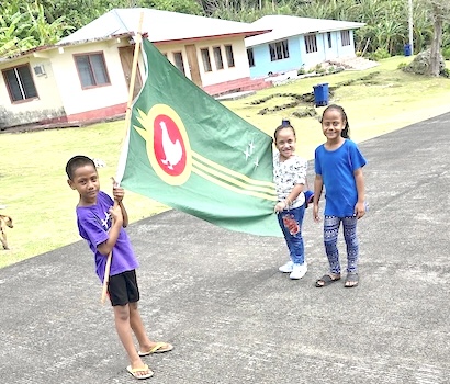 children with manu'a flag