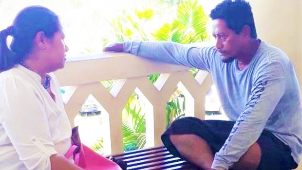 Taualai Leiloa talking with his lawyer.