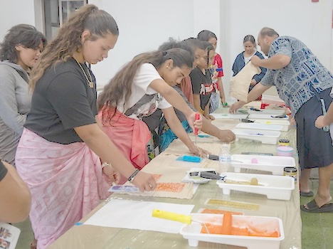 Samoan youth in Hawaii making Elei prints