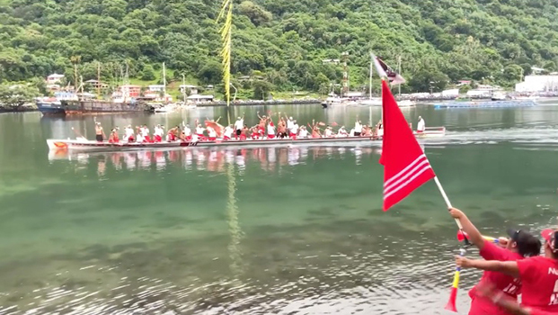 Excited fans gather to cheer on the victorious Manulele Tausala