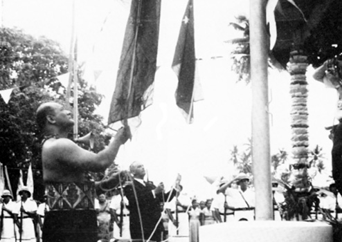 Two Prime Ministers, Mata’ata Faumuina Faime Mulinu’u II and Keith Holyoake, lower their countries’ flags