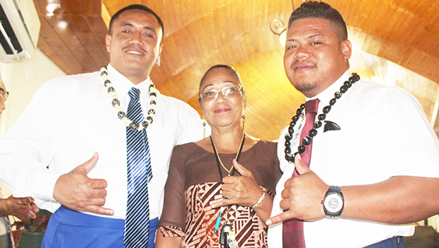 Three Fono staffers giving a thumbs up