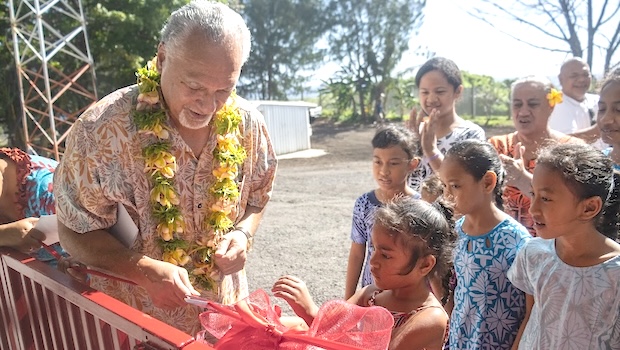 Govenor with children