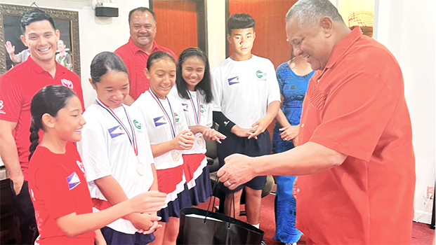 Governor handing out gifts to Junior Tennis team