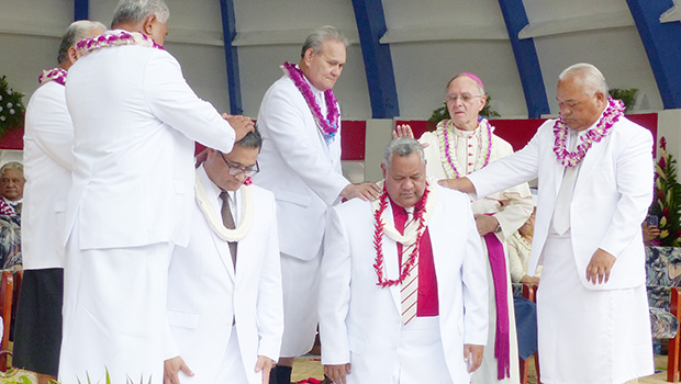 new leaders (kneeling) Lt. Gov. Talauega Eleasalo Va’alele Ale (left) and Gov. Lemanu Peleti Palepoi Sialega Mauga (right)