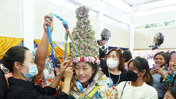 graduate in a pale tupe