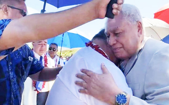 Tuila'epa Sa'ilele Malielegaoi in the arms of the Head of State