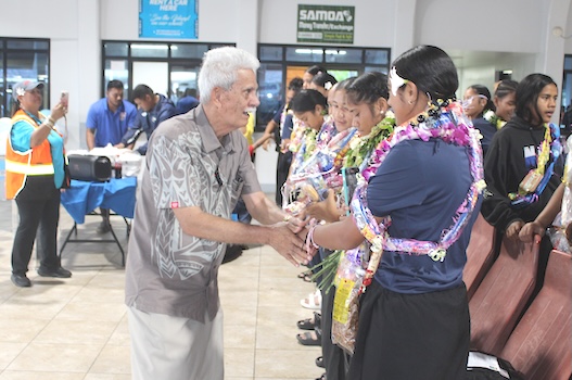 Lt. Governor Pulumataala Ae Ae, Jr. shaking hands
