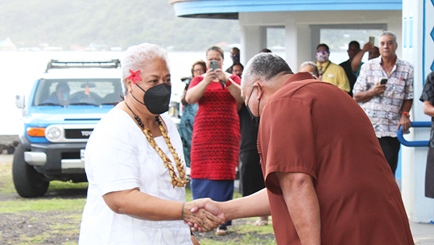 Gov. Lemanu Peleti Mauga shaking hands with Samoa Prime Minister Fiame Naomi Mataafa 