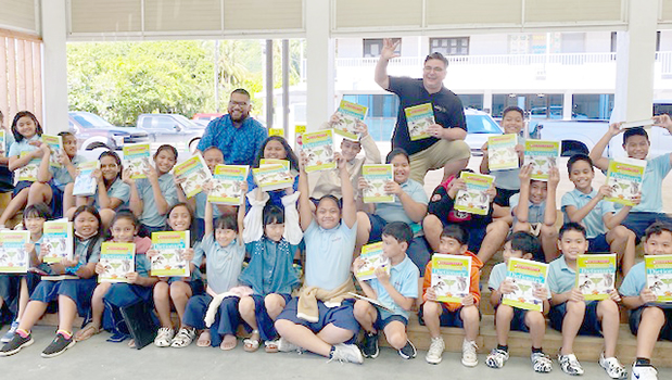 Manumalo Academy students thanks Rotary for dictionaries