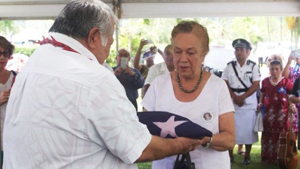 uilaepa Dr. Sa'ilele Malielegaoi presents the flag of Samoa to Celine Keil 