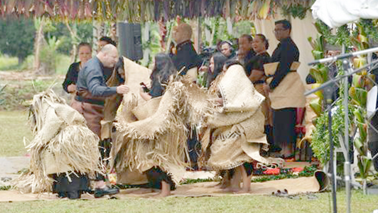  King Tupou VI comforts the family of the late Lord Ma'afu