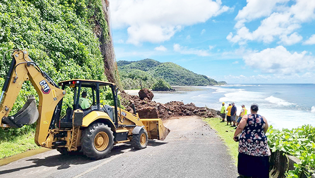  landslide that blocked traffic from both sides in Amouli