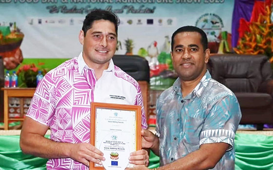 Saimon Lomaloma, left.