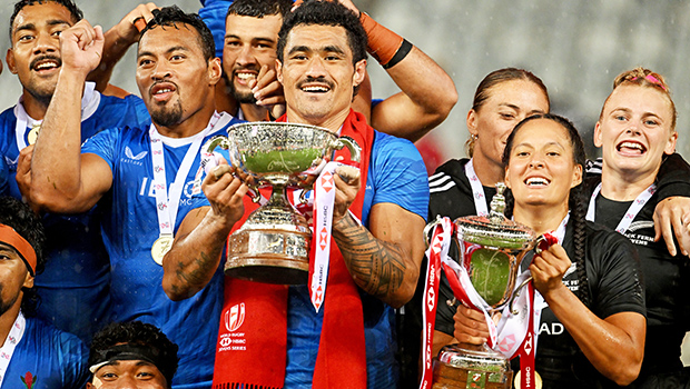 Vaa Apelu Maliko hoists tropy beside NZ Women with their trophy