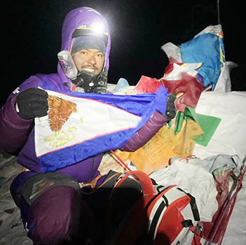 Manoah Ainuu with American Samoa flag at the top of Mr. Everest