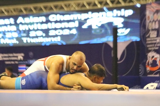 Nolan Ili Puletasi pinning his opponent