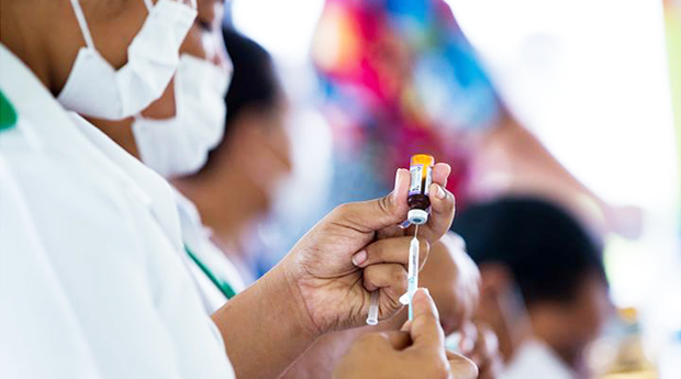 Nurse April Wilson (L) and team leader Luisa Popo preparing vaccinations
