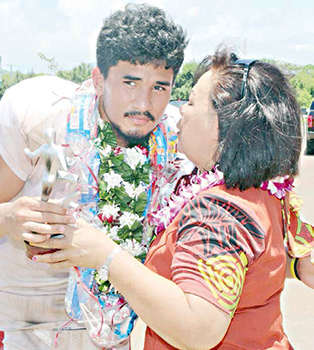 Oakie Salave’a accepting the MVP trophy