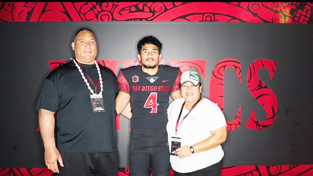 Oakie Salave’a with his parents