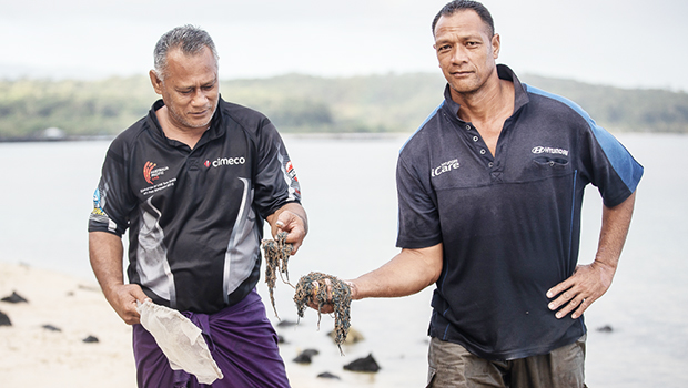 Faafili and Faleiva with their palolo. 
