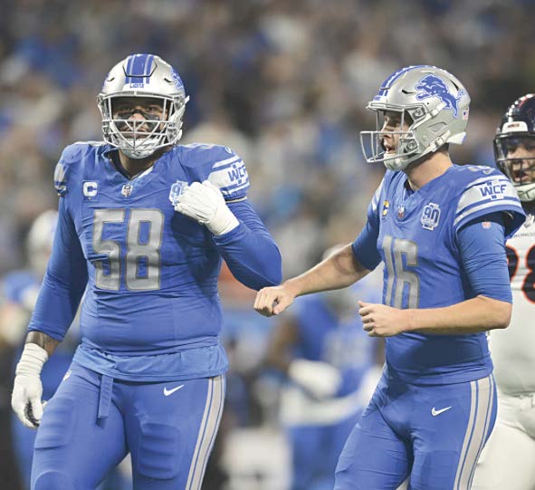  Penei Sewell (58) and quarterback Jared Goff
