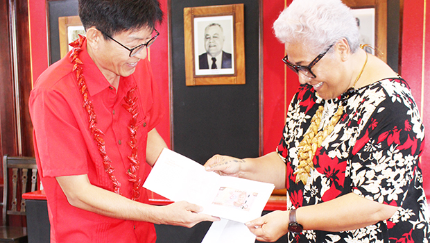 Samoa Prime Minister Fiame Naomi Mataafa and StarKist Samoa General Manager Injoo Ha share a light moment