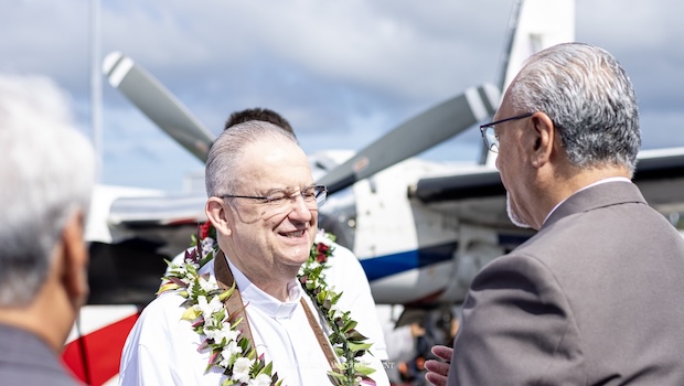Gov. Pulaali’I Nikolao Pula greeting the Apostolic Nuncio