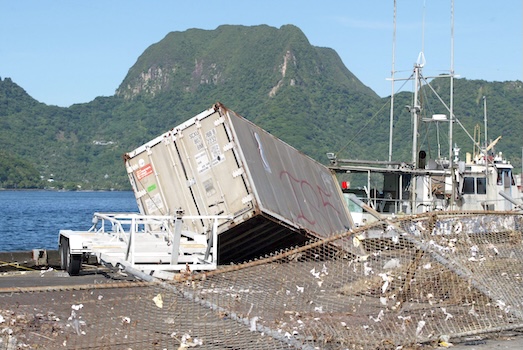 CONTAINER FALLING OFF DOCK