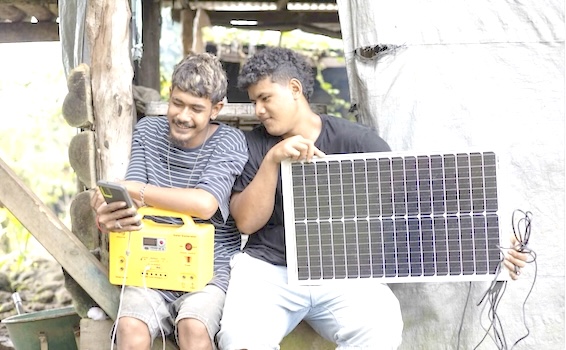 I'umalo Clayton Simamao from the Samoa Farmers Association with solar panels