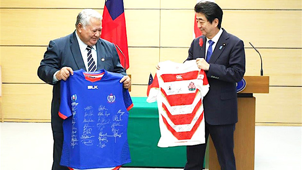 Samoa Prime Minister Tuilaepa Sailele MalielegaoiJapanese and Japan counterpart Shinzo Abe exchange jerseys