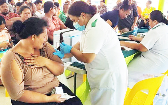 nurses administering covid-19 vaccine 