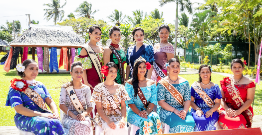 Miss Samoa along with 10 contestants