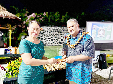 Tavita with award