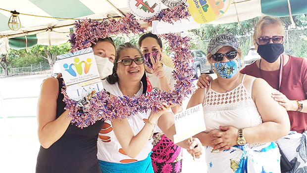 Volunteers from the Le Fetuao Samoan Language Center helping with Thanksgiving food distribution