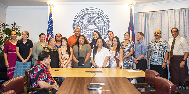 Students and faculty members from Univ of Washington with Gov Lemanu