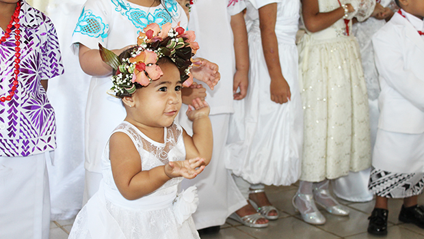 A little girl performing her White Sunday siva