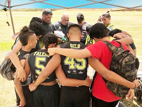 Willie Talamoa, rear center with shaved head, next to Kinohi Aki, rear left
