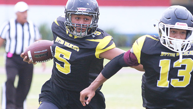 Jeffery Tago returning the opening kick-off 