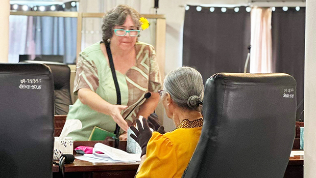 Kristi Baxton, Legal Counsel for the Governor’s Office, greets Senator Fonoti Tafaifa Aufata 